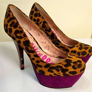 Betseyville Gracie Leopard Purple
Platform Stiletto 5 1/2 inch Heel size 7 EUC